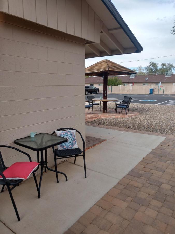 Red Rock And Dam Motel